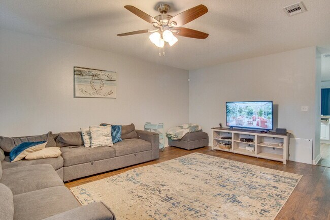 Foto del edificio - Modern 3BR/2BA Duplex with Granite Countertops, Stainless Appliances, Covered Patio & Private Fen...
