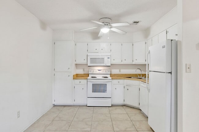 Building Photo - Coastal Condo for long term rent!
