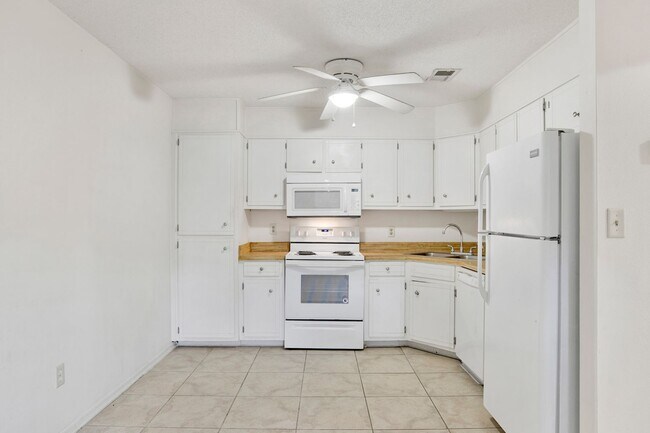 Foto del edificio - Coastal Condo for long term rent!