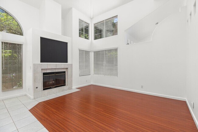 Building Photo - 12527 El Camino Real Unit A