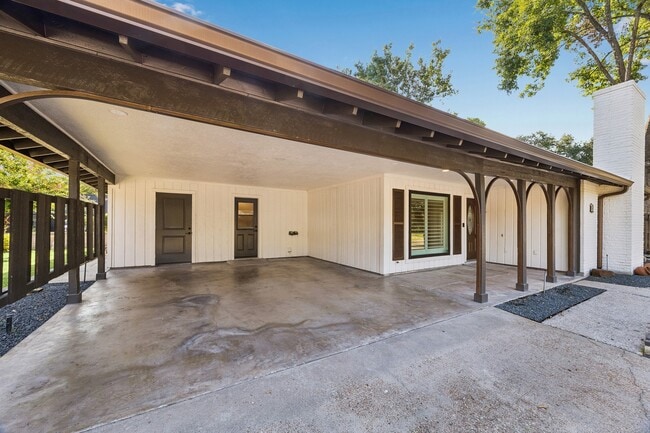 Building Photo - 37 Champions Colony E