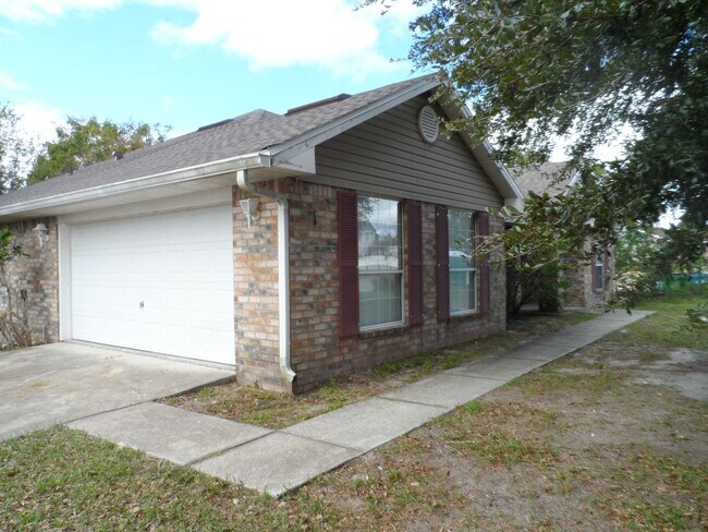 Foto del edificio - BEAUTIFUL BRICK 4 BEDROOM 2 BATH HOME AVAILABLE NOW CONTACT KAREN GUARDINO, REALTOR 386-747-9295
