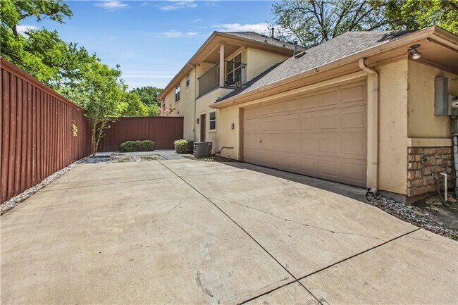 Building Photo - 3101 Hedgerow Dr