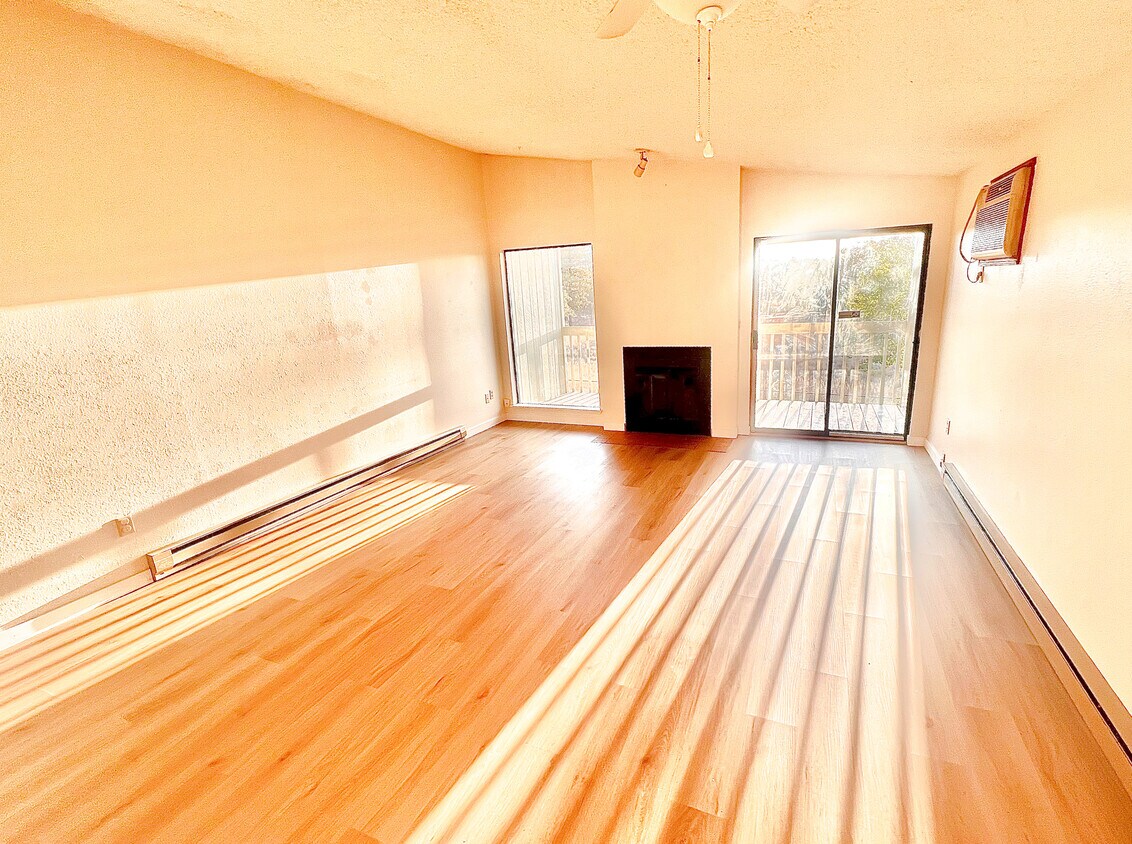 Upstairs Livingroom - 2527 N Nettleton St