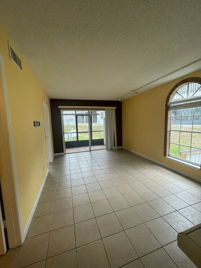 Foto del edificio - FREE 1ST MONTH RENT 1 Bed 1 Bath | Central Air | Community Pool | Section 8 Welcome
