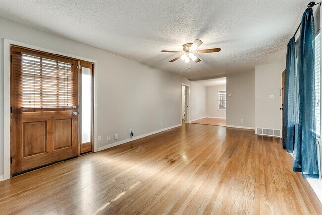 Building Photo - 6722 Hialeah Dr