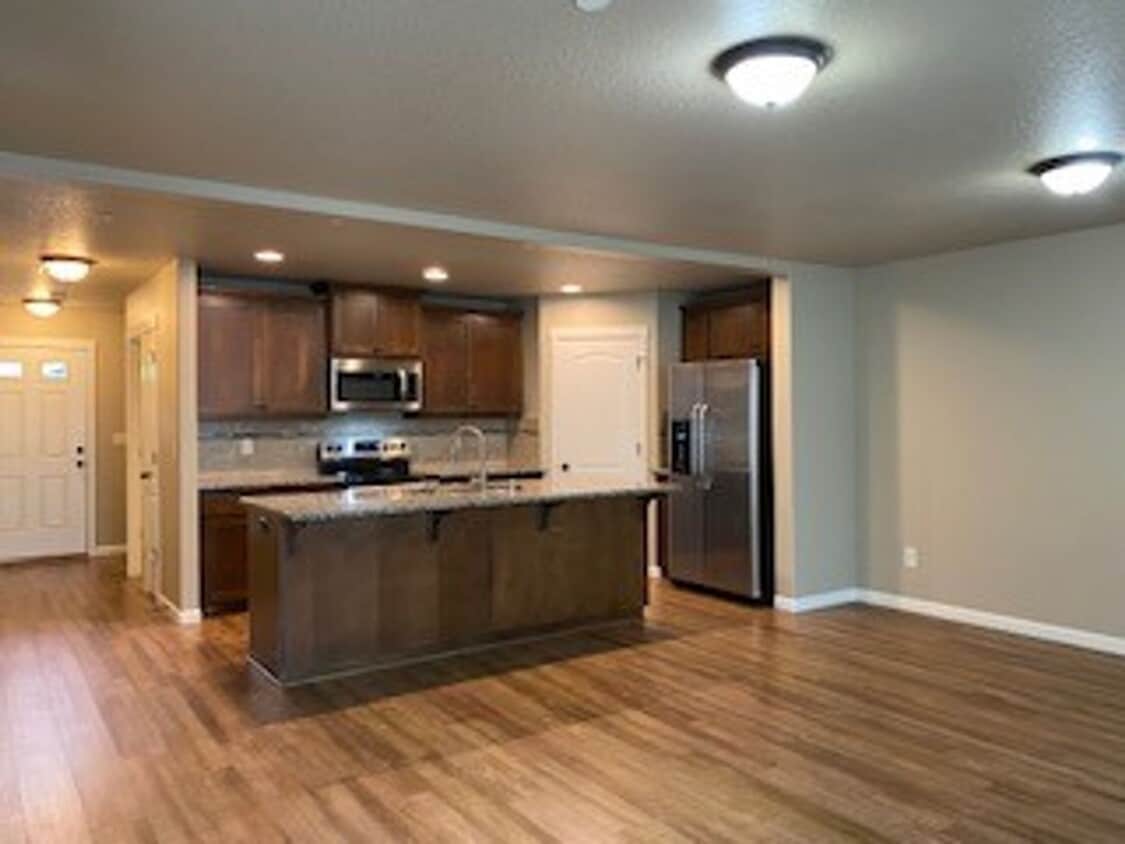 Primary Photo - Beautiful, Newer 4BD/3BA Townhome Near Wal...