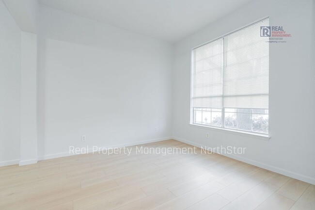 Building Photo - Spacious 4 bedroom! Recently Updated