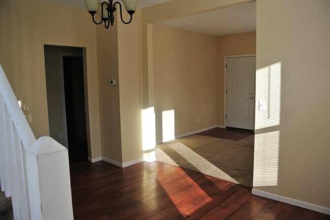 Building Photo - 3 Bedroom House