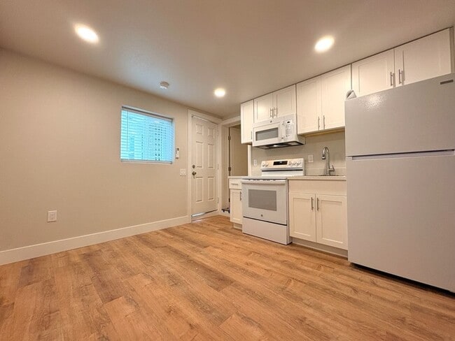Building Photo - Beautiful new studio in Roseville!