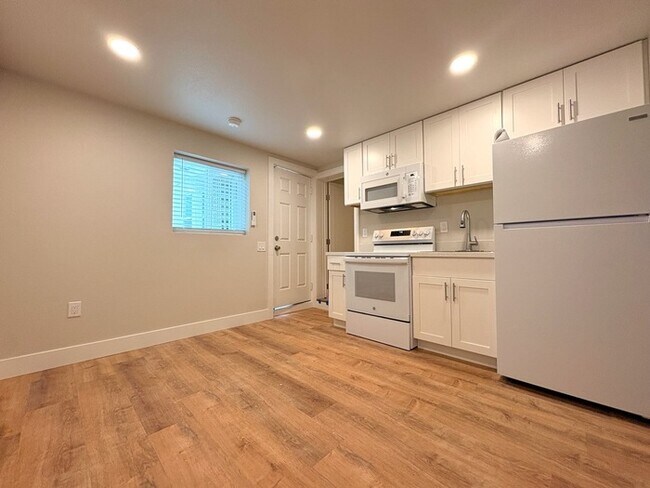 Foto del edificio - Beautiful new studio in Roseville!
