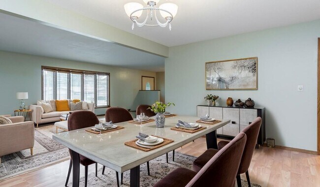 Foto del edificio - LARGE AND SPACIOUS, YET COZY AND QUAINT RANCH STYLE 4 BD, 3 BA HOUSE WITH DOUBLE ATTACHED GARAGE,...