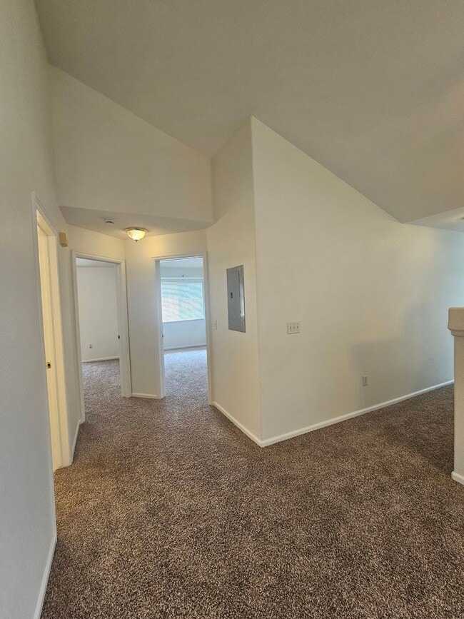 Building Photo - Spacious Second Floor Condo