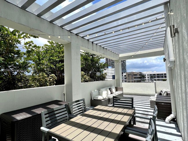 Foto del edificio - 321 NE 26th St