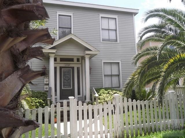 Building Photo - 2725 1/2 Bernardo De Galvez Ave
