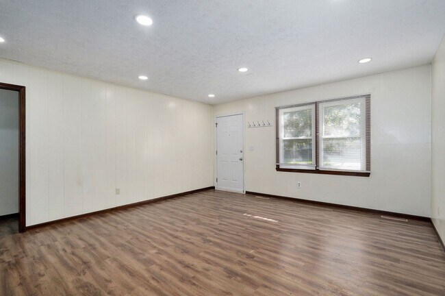 Building Photo - Spacious 3 Bedroom, 1 Bathroom Duplex