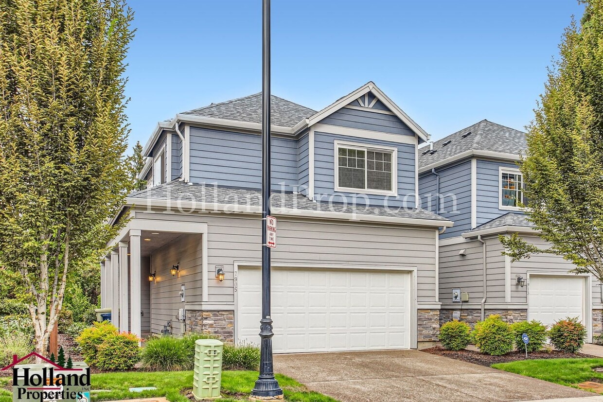 Foto principal - Charming 3-Bedroom Townhome in Prime Hills...