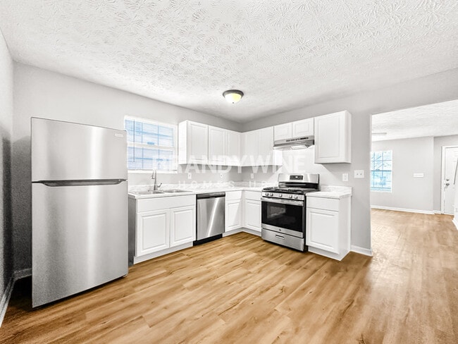 Building Photo - 606 Waynes Ct SE