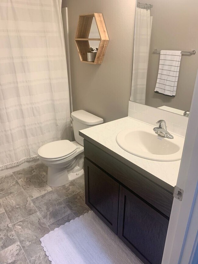 Building Photo - Beautiful 3 Bedroom Home in Moses Lake