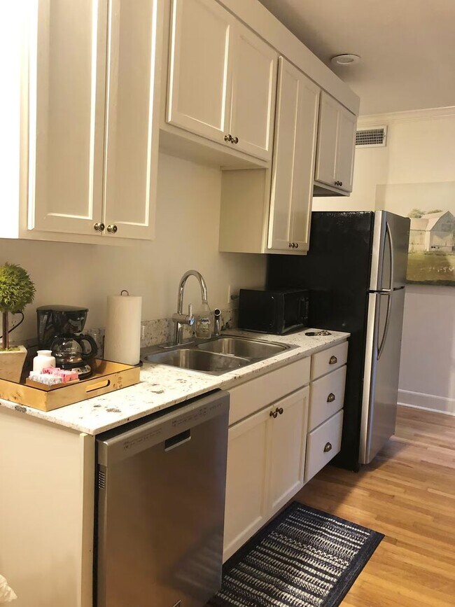 Foto del edificio - Available June 2026 – Furnished 1BR in Hundred Oaks | Utilities Included