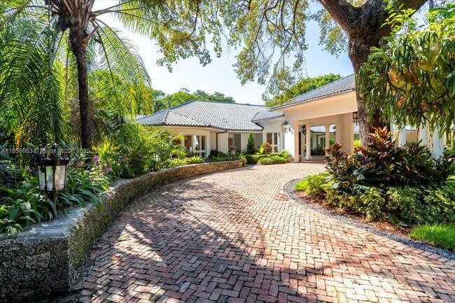 Foto del edificio - 9400 Old Cutler Rd