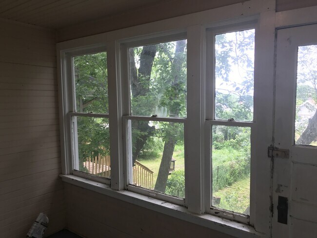 Building Photo - AVAILABLE JUNE 1ST - 2 Bed 1 Bath Home in Craft District!