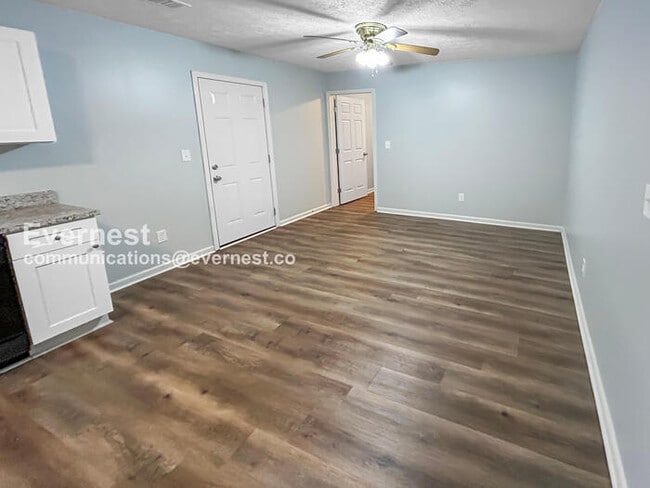 Building Photo - 526 Chestnut Ln