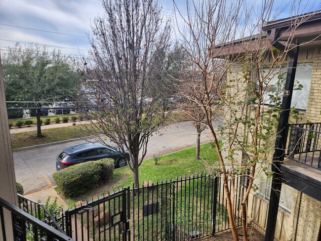 Foto del edificio - 5000 Bowser Ave