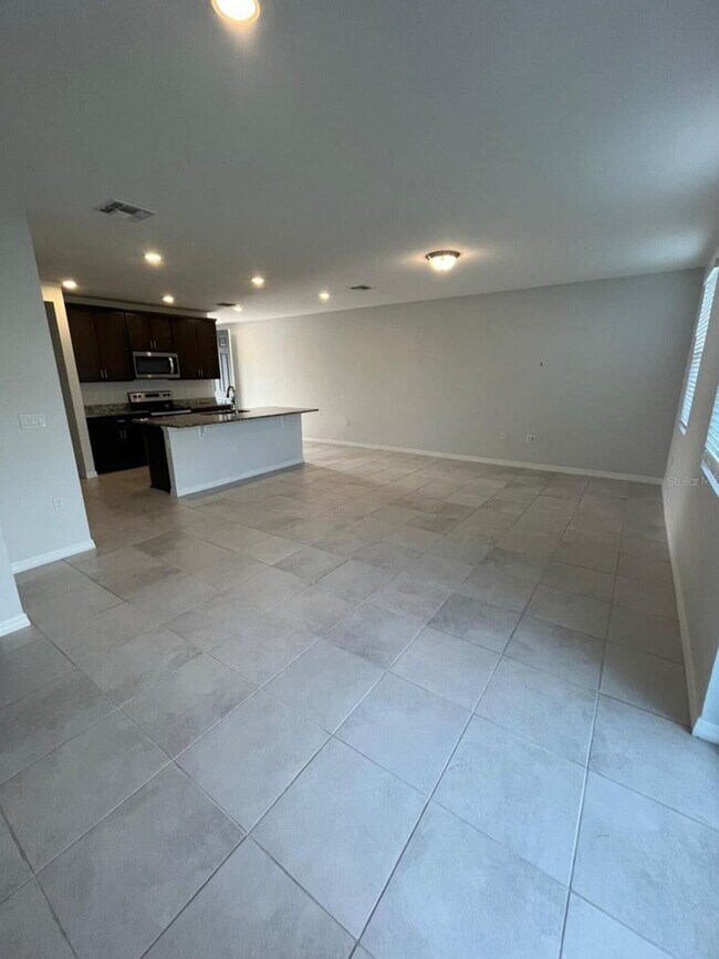 Foto del edificio - "Charming 3-Bed Townhouse with 2.5 Baths in St. Cloud's Serene Burrowing Owl Loop!"