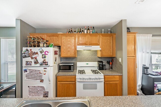 Foto del edificio - SUBLEASE AVAILABLE IMMEDIATELY THROUGH JULY 2026!  Charming 3 Bed, 2 Bath in Central Location!