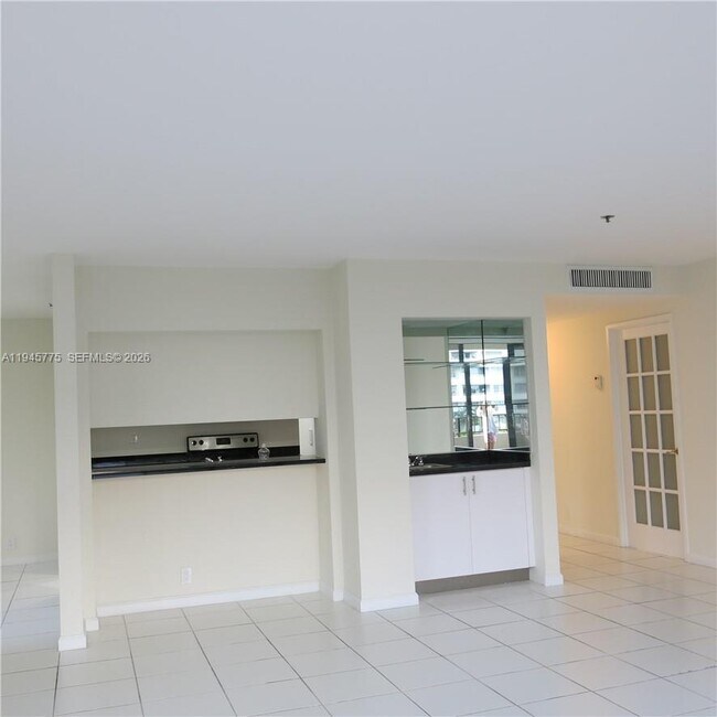 Foto del edificio - 251 Crandon Blvd