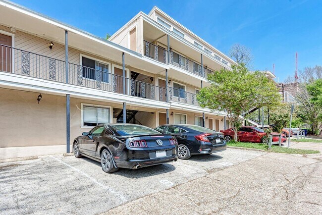 Building Photo - 2 month lease cute 1-1 blocks from campus and 1 block from UT shuttle