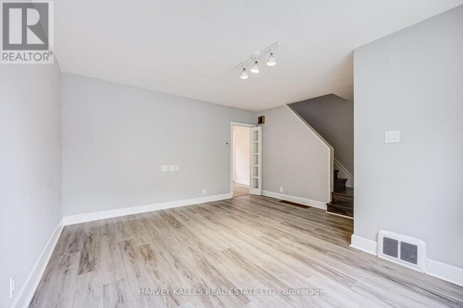 Building Photo - 32 Oxton Ave