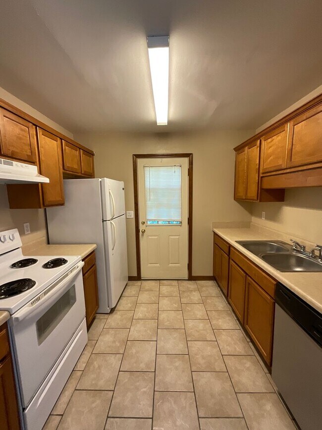 Building Photo - Well maintained 2 bedroom 1 bath duplex ~ ...