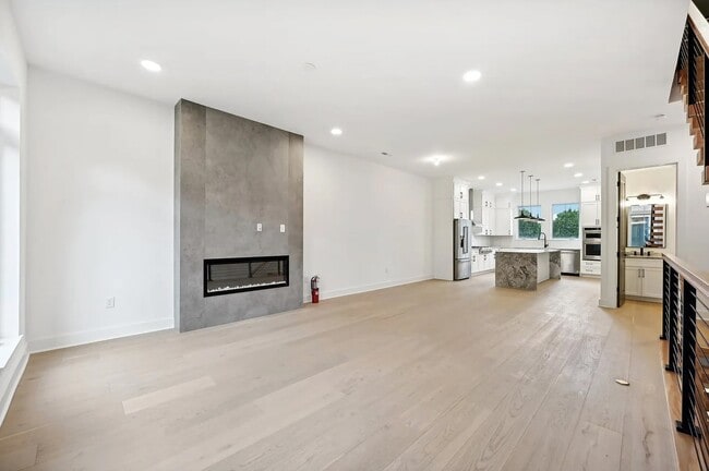 Building Photo - 526 Riverfront Ln