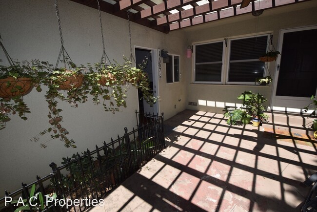 Building Photo - Studio, 1 bath Apartment - 12007 Burbank B...