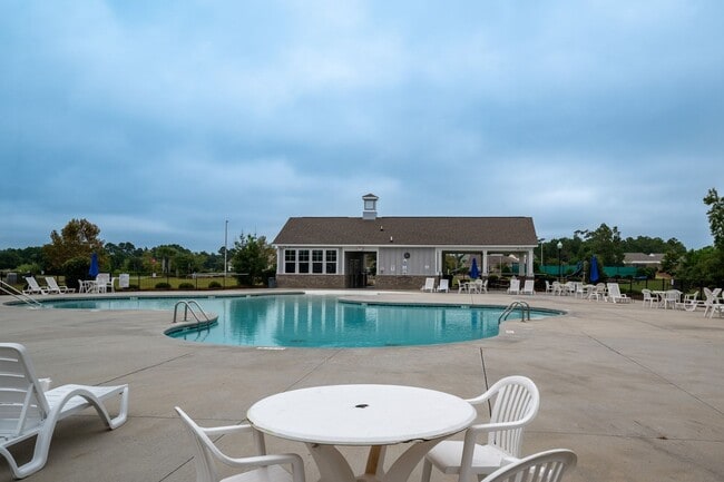 Foto del edificio - NEW PROPERTY AVAILABLE FOR 6 MONTHS OR MORE