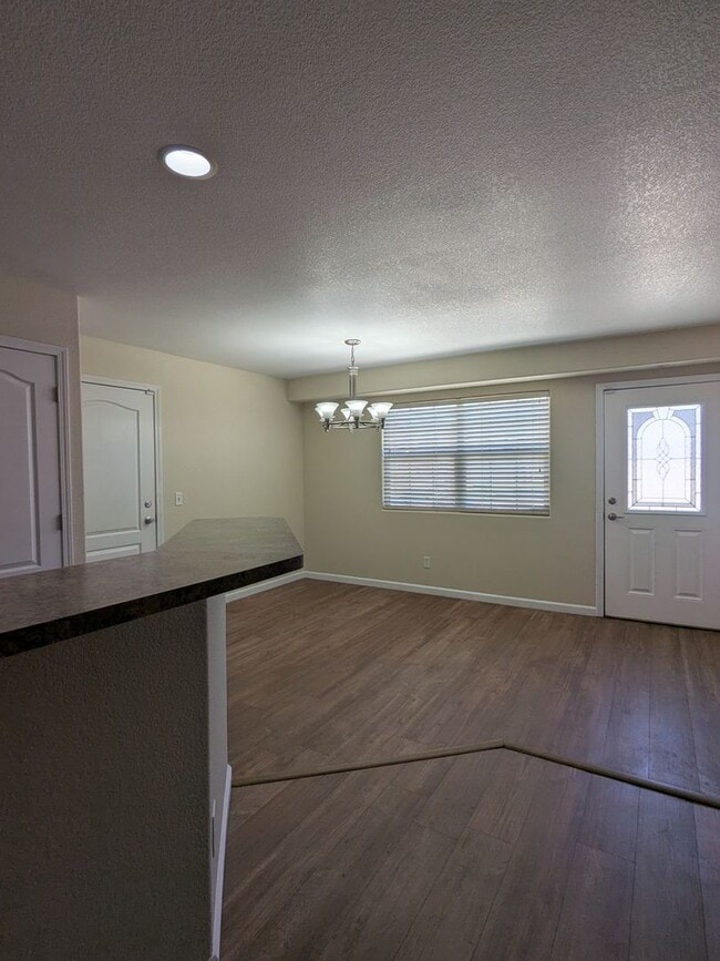 Foto del edificio - Beautiful 2 Story Townhome with 3 Car Garage!