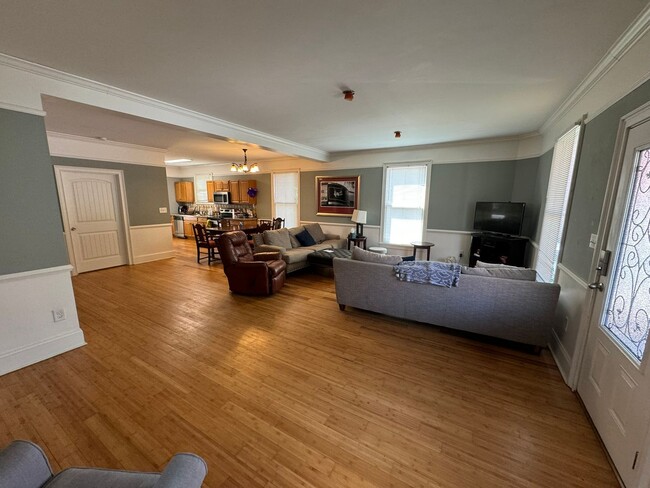 Building Photo - Awesome Townhome On Barber St.!