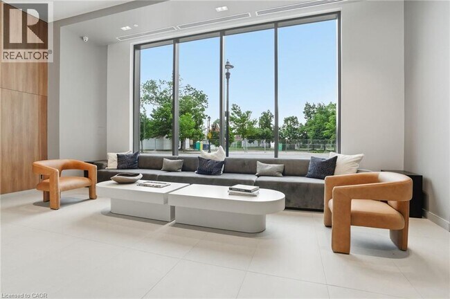 Photo du bâtiment - 2075 Lakeshore Rd.