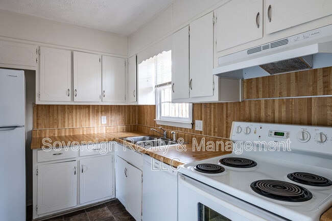 Building Photo - 582 Downing St