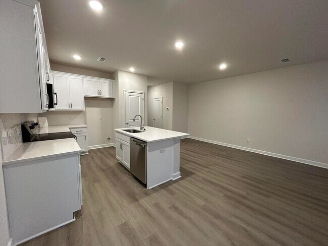 Building Photo - 3 Bedroom 2.5 Bathroom Townhouse in Windward Village - Summerville