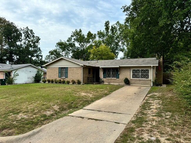 Building Photo - 2321 McKenzie Dr