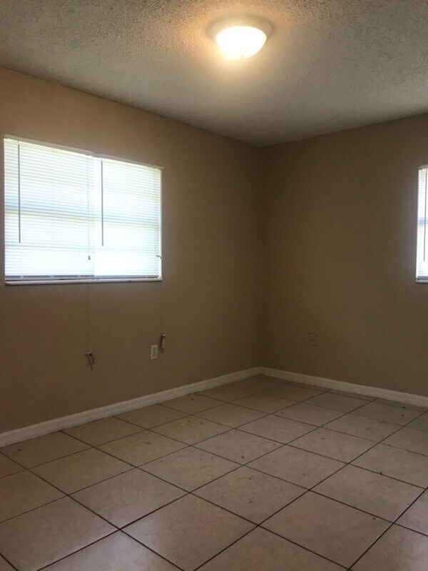 Building Photo - 1439 S Oxalis Ave