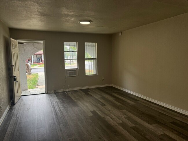 Foto del edificio - Move In Ready! Charming Corner Lot Home wi...