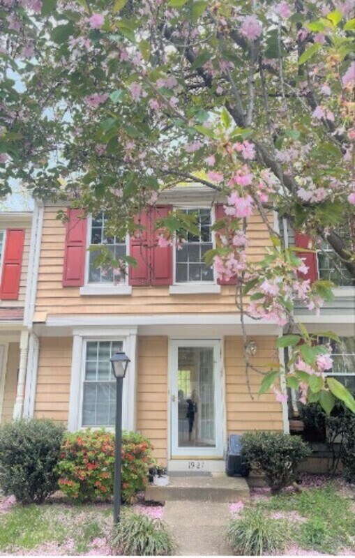 Foto principal - 1921 Belmont Ridge Ct