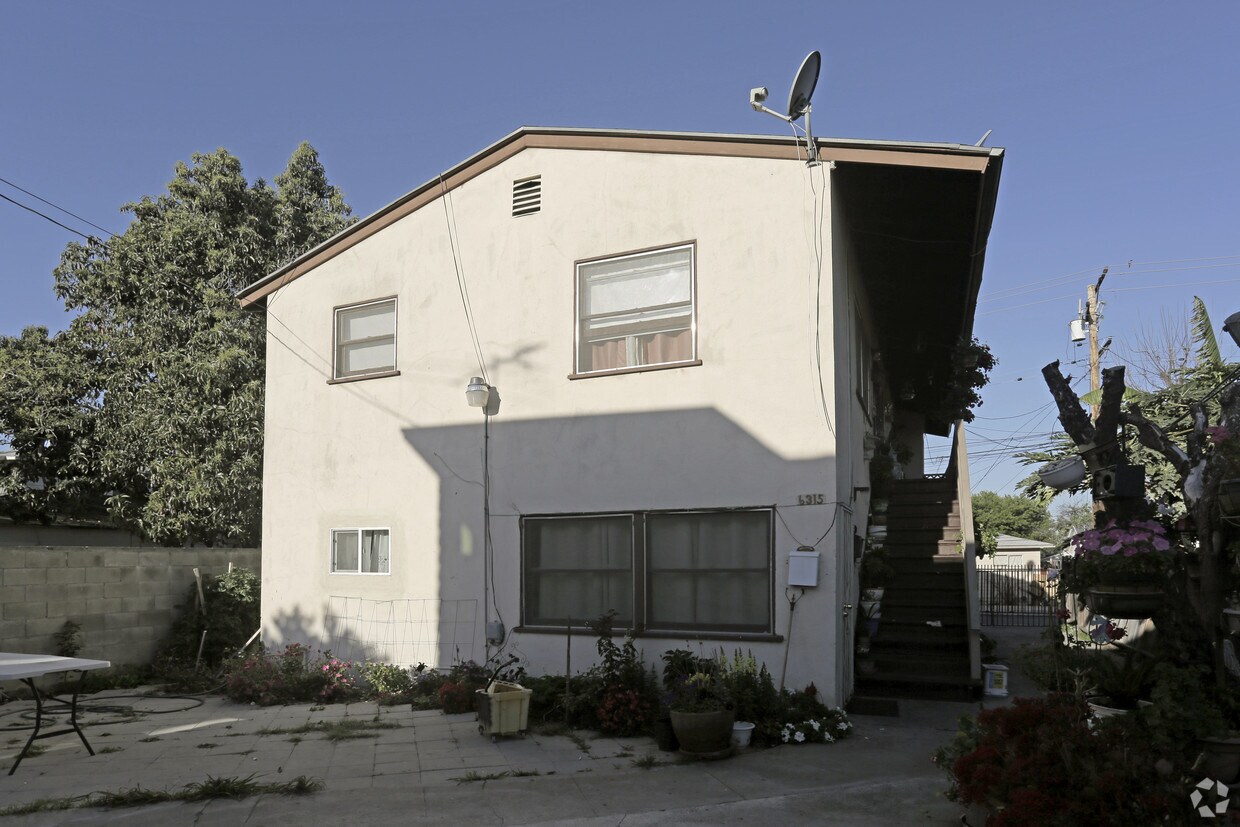 Building Photo - 6315-6317 Pickering Ave