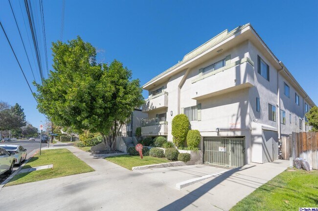 Building Photo - 12251 Moorpark St