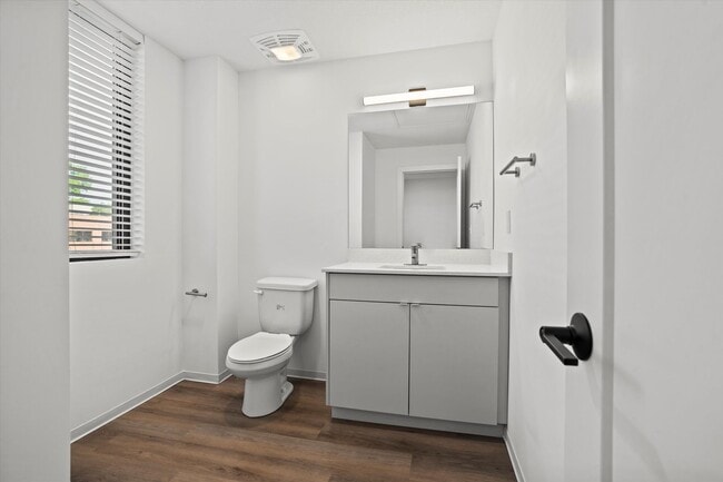 Building Photo - Beautiful 2-Bed/2.5 Bath Townhome in Downt...