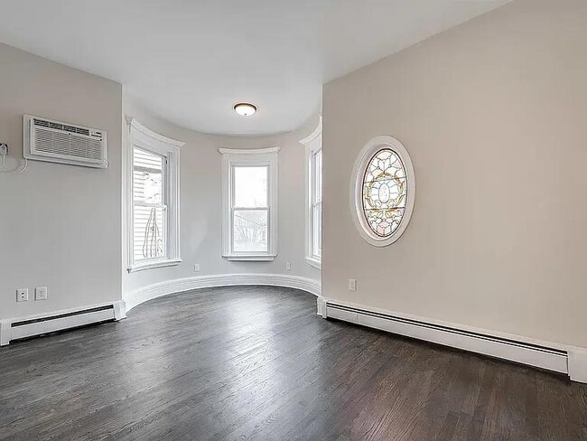 Foto del edificio - 486 Bramhall Ave
